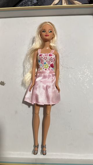 Muñeca tipo Barbie con vestido rosa