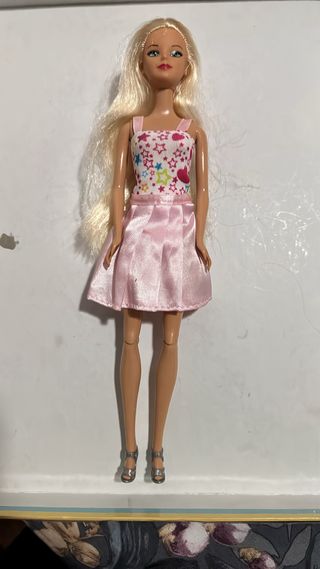 Muñeca tipo Barbie con vestido rosa