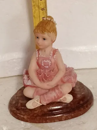 Statuina ballerina su base di marmo