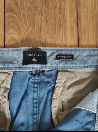 Pantalon chino QuickSilver en azul.