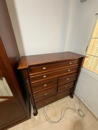 Cómoda de madera marrón