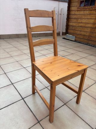 Silla de madera marrón