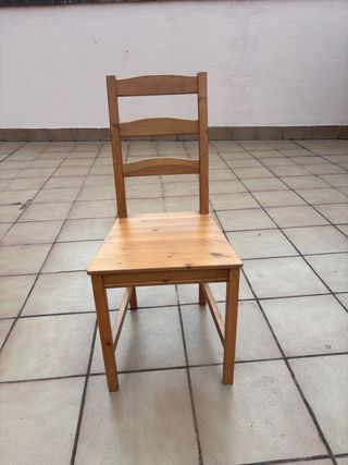 Silla de madera marrón