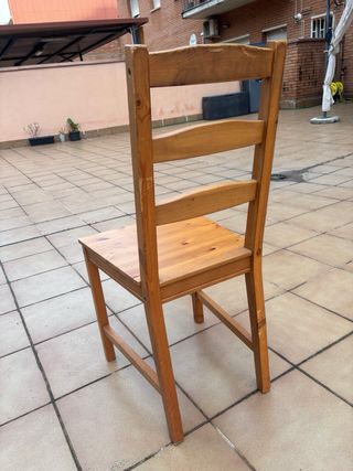 Silla de madera marrón