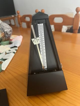 Piano de pared negro