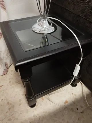 Mesa auxiliar de madera y cristal