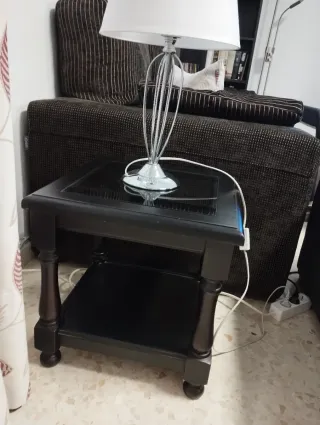 Mesa auxiliar de madera y cristal
