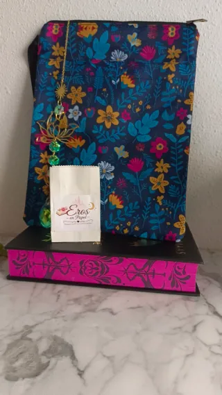 Funda para libro con colgante atrapa luz