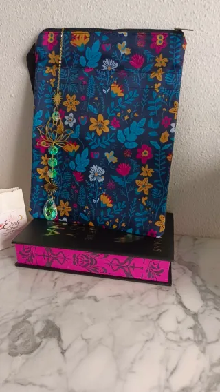 Funda para libro con colgante atrapa luz