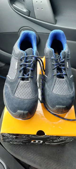 Zapatos de seguridad grises y azules