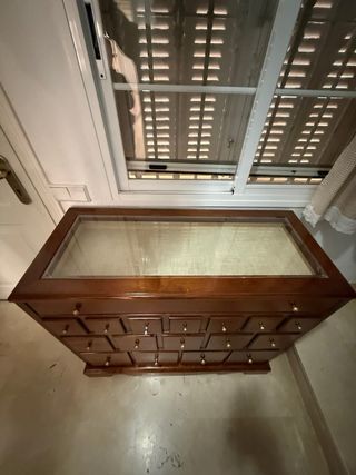 Mueble de entrada de madera y cristal