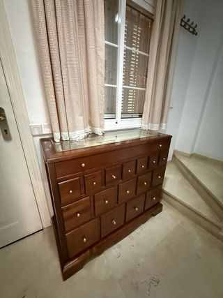 Mueble de entrada de madera y cristal