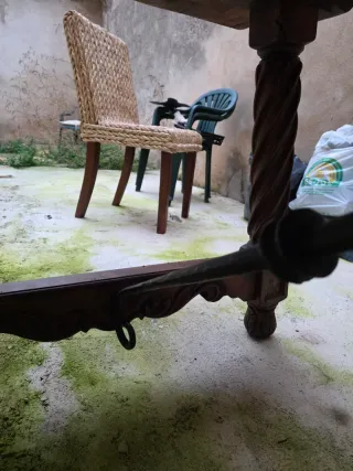 Mesa rústica de madera y hierro forjado