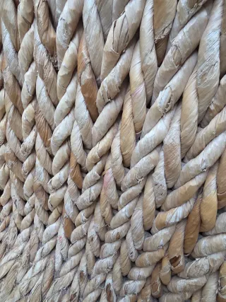 Mesa rústica de madera y hierro forjado