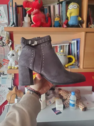 Botines tacón tachuelas grises