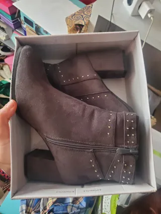 Botines tacón tachuelas grises