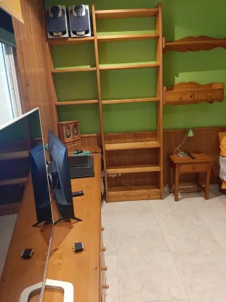 Estantería y escritorio de madera