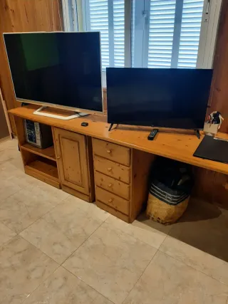 Estantería y escritorio de madera