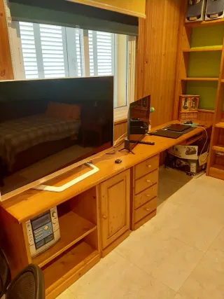 Estantería y escritorio de madera