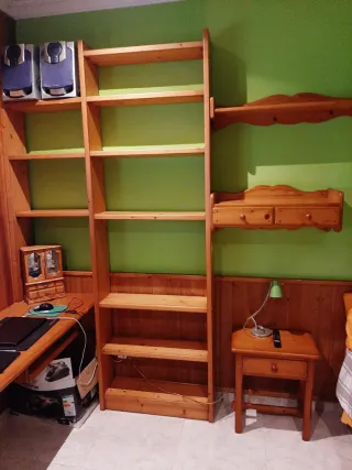 Estantería y escritorio de madera