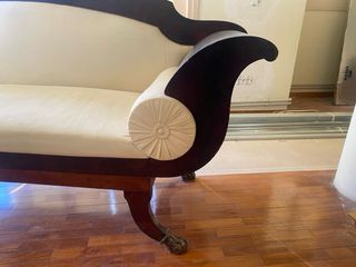 Sofá antiguo madera y tela beige