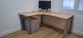 Escritorio esquinero madera y metal más cajonera