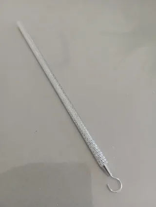 Strumento per agganciare bracciale