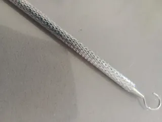 Strumento per agganciare bracciale