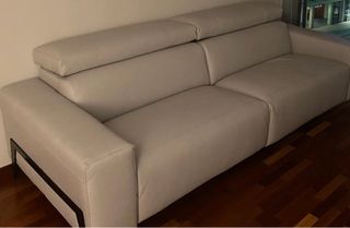 Sofá de piel con asientos deslizantes motorizados