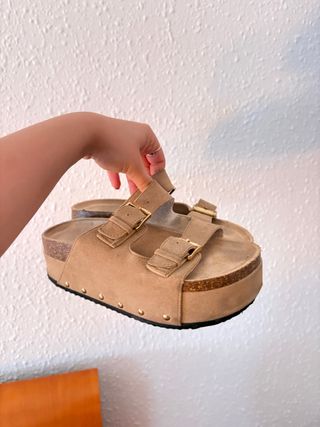 Sandalias de plataforma beige y doradas