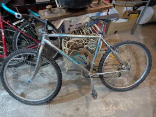 Bicicleta Obike plateada con detalles amarillos