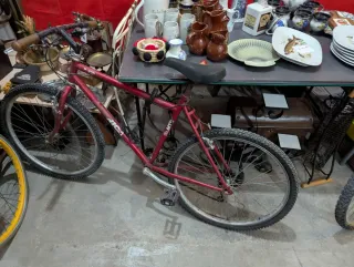 Bicicleta Obike plateada con detalles amarillos