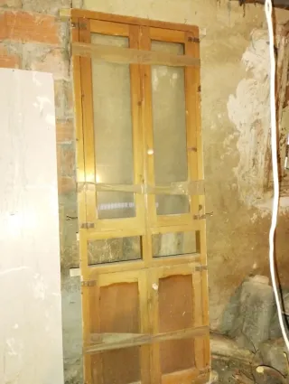 Alacena de madera y cristal