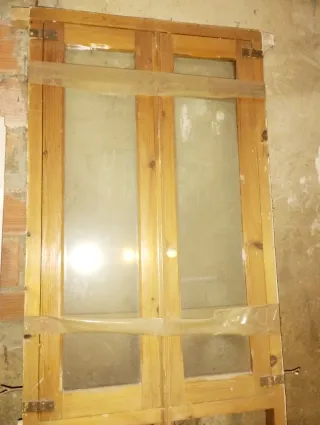 Alacena de madera y cristal