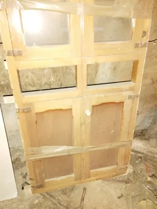 Alacena de madera y cristal