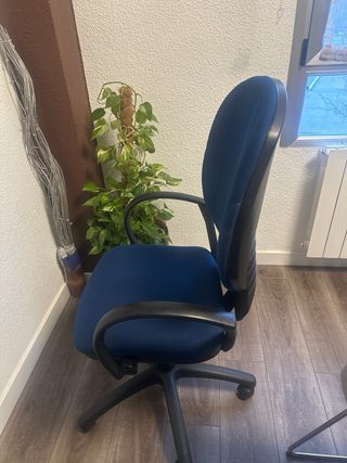 Silla de oficina azul y negra