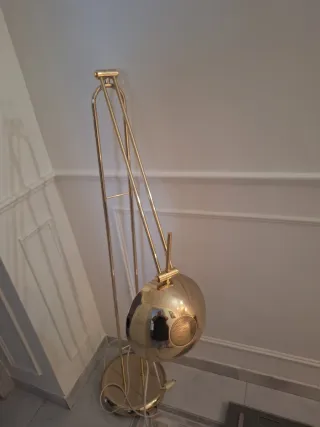 Lámpara de pie dorada regulable