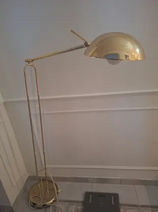 Lámpara de pie dorada regulable