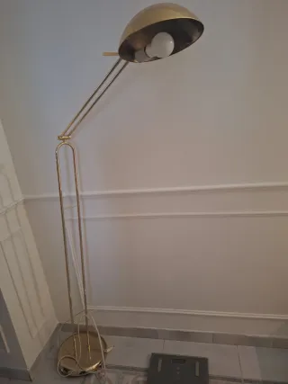 Lámpara de pie dorada regulable