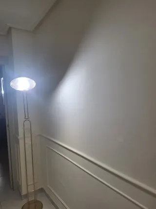 Lámpara de pie dorada regulable