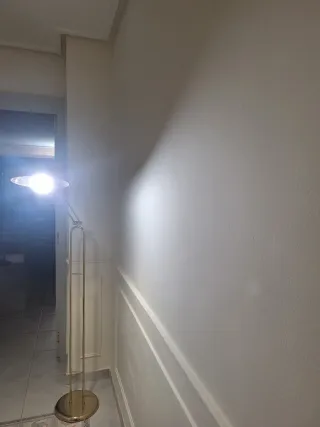 Lámpara de pie dorada regulable