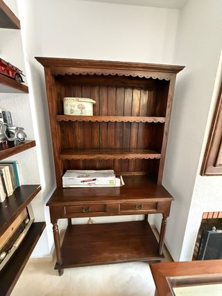 Estantería de madera con escritorio