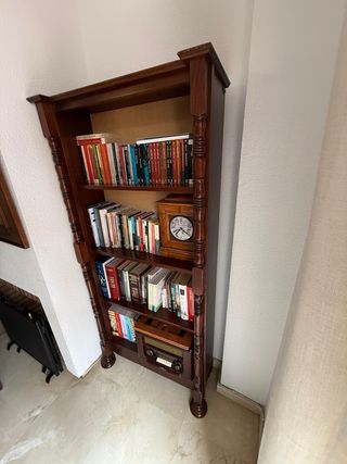 Estantería de madera con escritorio