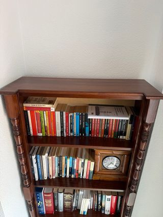 Estantería de madera con escritorio