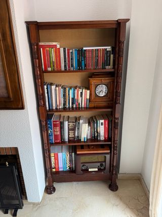 Estantería de madera con escritorio