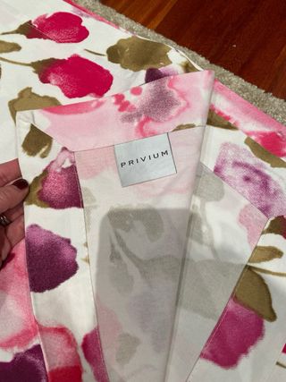 Mantelería Privium Flores Rosas y Moradas
