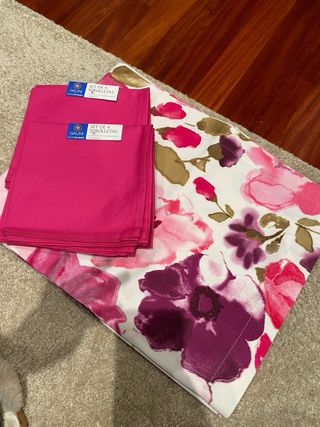 Mantelería Privium Flores Rosas y Moradas