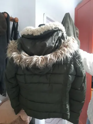 Chaquetón verde con capucha y pelo