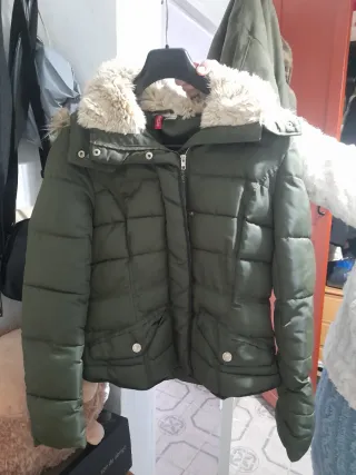 Chaquetón verde con capucha y pelo