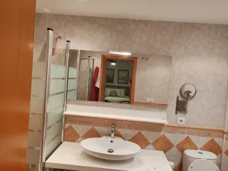 Lavabo y espejo de baño
